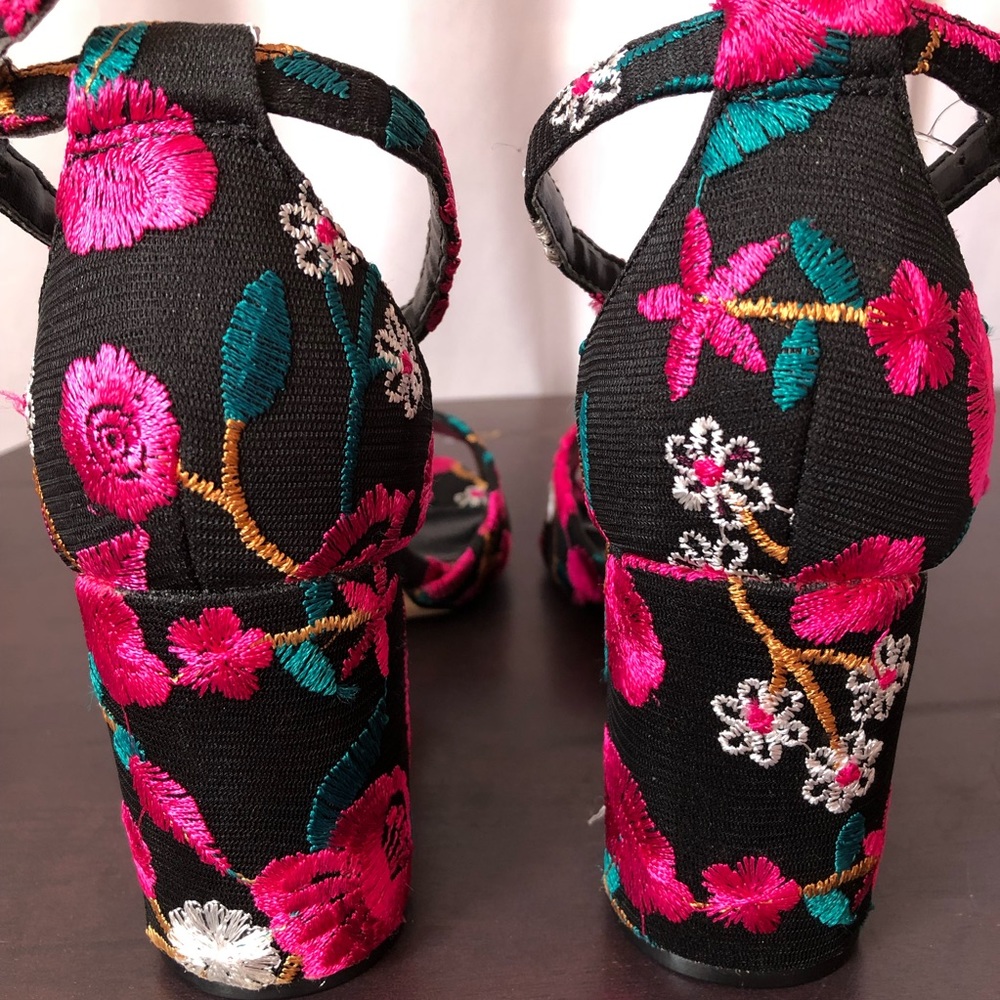 Steve Madden Flower Shoes Size 9 NWT